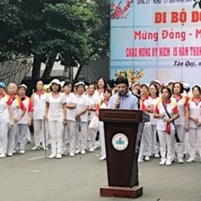 hoc-sinh-thpt-minh-duc-di-bo-dong-hanh