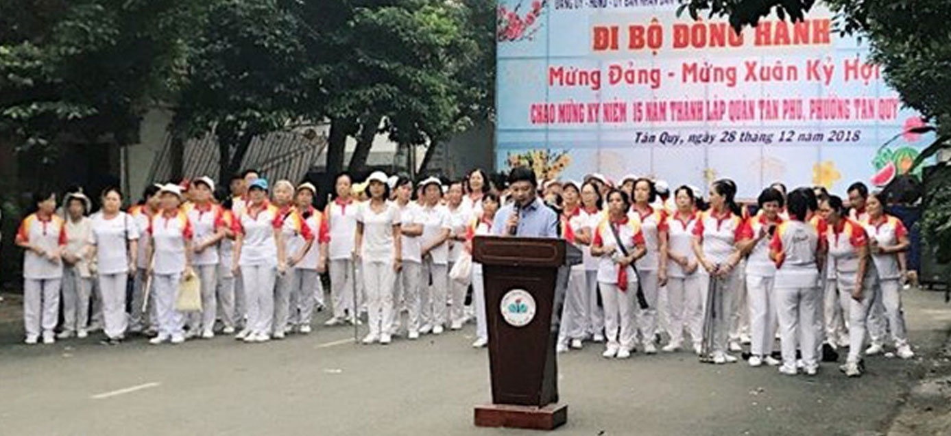 hoc-sinh-thpt-minh-duc-di-bo-dong-hanh